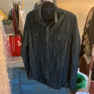 Men’s green button down long sleeve shirt with pockets